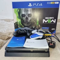 PS4 سلم نضافة نضافة 97٪ مهكر نضام 12.50   مع كارتونته الأصلية وثنين يد...