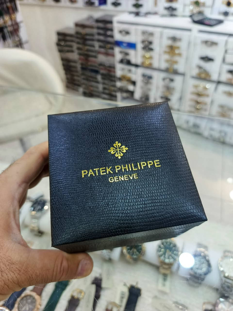 پاتك فيليب …. Patek Philippe
الحركه : كوارتز 
المواصفات : 
استيراد اوربي خاص بمواصفات سويسريه 
كامله …. Master U1
القطر : 40 m
السعر : 86 $ …… توصيل مجاني 
التواصل : خاص 
او … إتصال مع واتساب  ***********

#البصراوي
#للساعات
#للمتميزين 
#فقط
