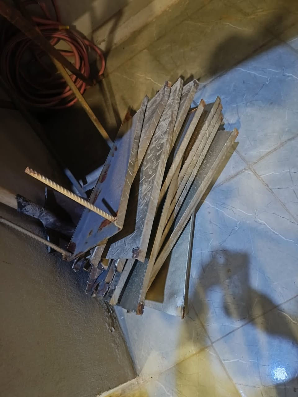 السلام عليكم درج  حديد مفصخ عرض ٧٠وارتفاع ٤متر ب٦٠بغداد حي الخضراء ***********
