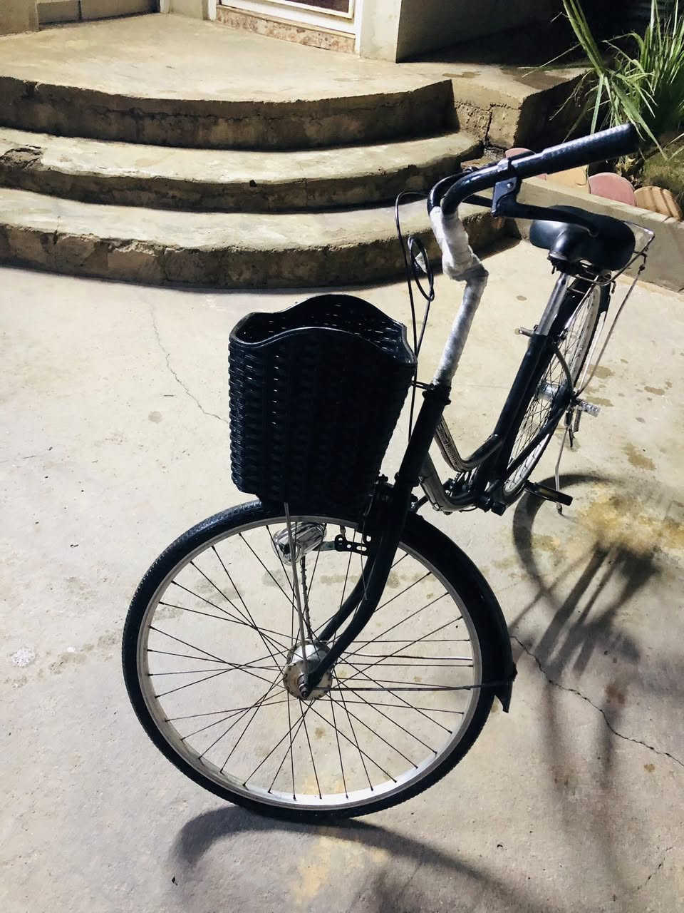 اسلام عليكم باسكل عبدالحليم حجم ٢٦ كلهة شغالة جوب ورة وكدام جدد فقط السلة ما موجودة مكاني الموصل الايمن حي نابلس السعر ٥٠ وبيهة مجال رقمي واتساب ***********
