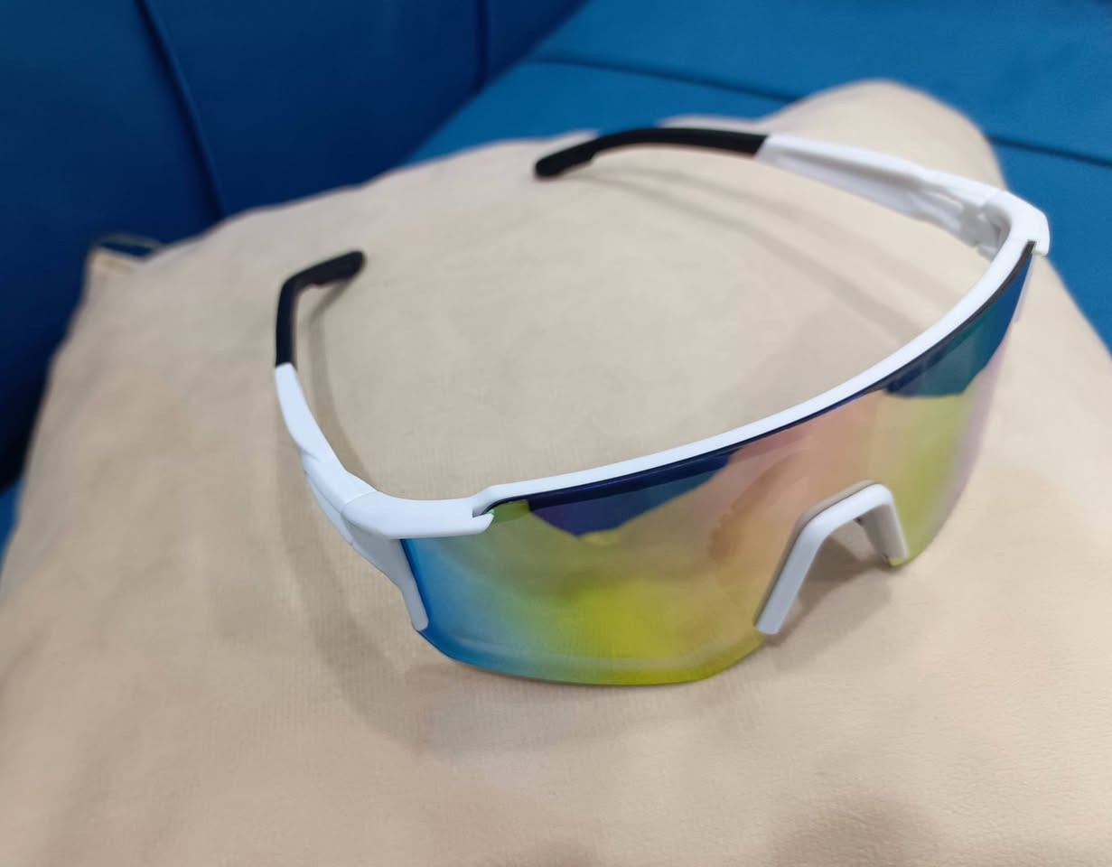 عرض خاص و لمدة يومين  بمناسبة ولادة الأمام محمد الجواد (عليه السلام)
نظارات دراجات هوائية

فوائد إرتداء النظارات :
1-الحماية من الرياح والجفاف: تمنع النظارات اصطدام تيار الهواء المباشر بالعين، مما يحميها من الجفاف والدموع اللاإرادية التي قد تشوش الرؤية أثناء السرعات العالية.

2-الوقاية من الأجسام الغريبة: تعمل كدرع يحمي العين من الغبار، الرمل، الحصى المتطاير، والحشرات الصغيرة التي قد تسبب حوادث إذا دخلت العين فجأة.

3-الحماية من الأشعة فوق البنفسجية (UV): تحمي العين من أضرار الشمس وتمنع الإجهاد البصري الناتج عن التعرض الطويل للأشعة، مما يقلل من احتمالية الإصابة بالمياه البيضاء مستقبلاً.

4- تحسين الرؤية والتباين: العدسات الملونة (مثل البرتقالية أو الصفراء) تساعد في توضيح معالم الطريق، الحفر، والعوائق في ظروف الإضاءة المختلفة (الضباب أو الغروب).

العروض 
1-  القطعة (1) بسعر 4500 
2- القطعتين (2) بسعر 8000
3- القطعة عدد (3) بسعر  11500 
4- القطعة عدد (4) بسعر 18000 مع قطعة اضافية مجانية 
5- القطعة عدد (5) بسعر 22500 والتوصيل مجاني
6- الي ياخذهن  كلهن بلاش 😂😂
اخوان العدد محدود 
للحجز :  *********** واتساب او تلجرام
