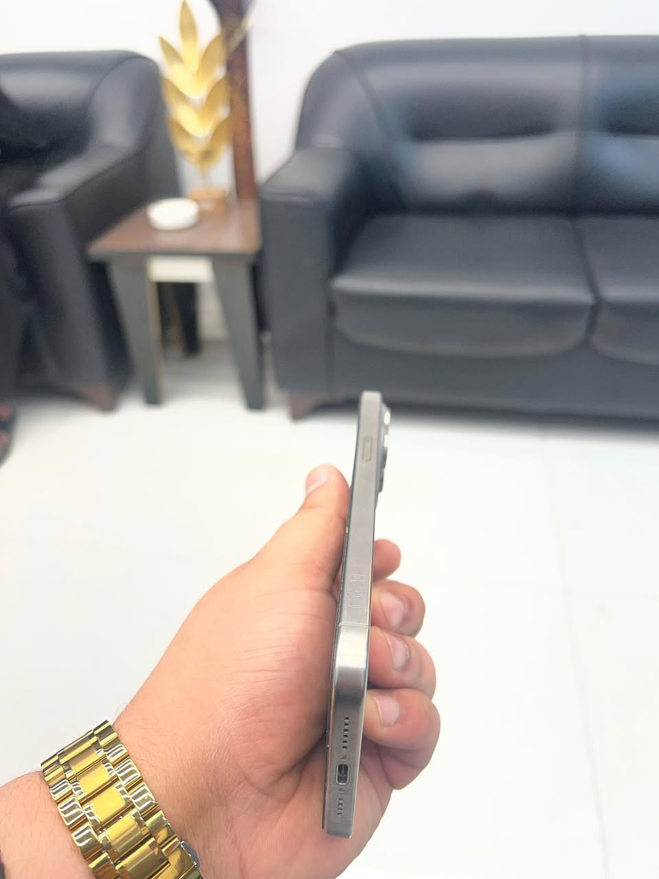 السلام عليكم أيفون 15 pro max نضيف جداً  ماستر شرق اوسط ويا الكارتونه مالته  بطارية 85 مكفول كامل 
ممفتوح شرط 
ذاكرة 256 
***********

بس نقطه صغيره كلش بالشاشه صارلها ٦ اشهر نفس الحجم ע تكبر ولا تصغر 
السعر 950
