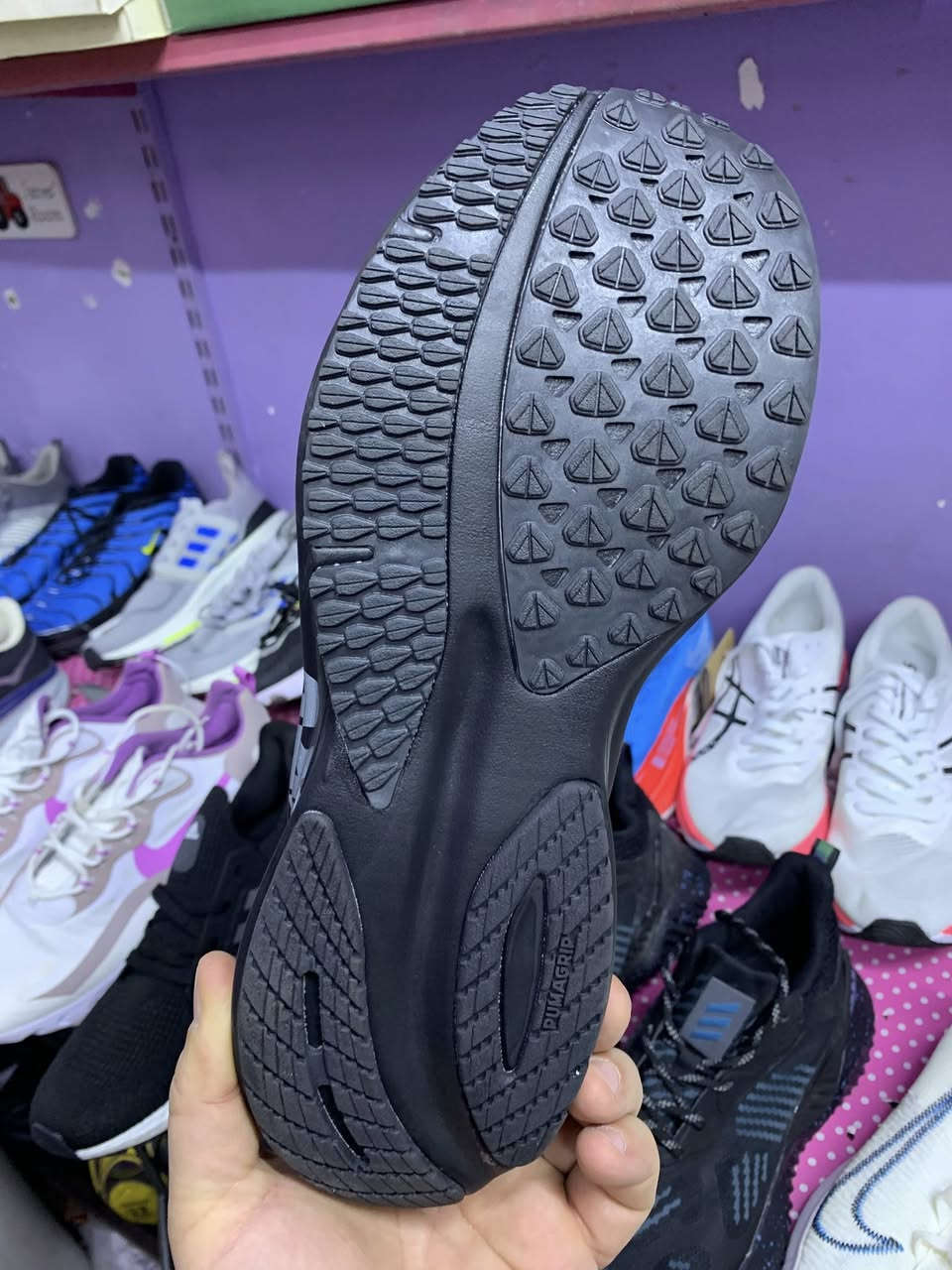 حذاء رياضي فيتنامي اصلي باله نضافه 100/100 علفحص قياس 45 طول قدم 29 ونص السعر 30الف يوجد توصيل جميع المحافظات ***********
