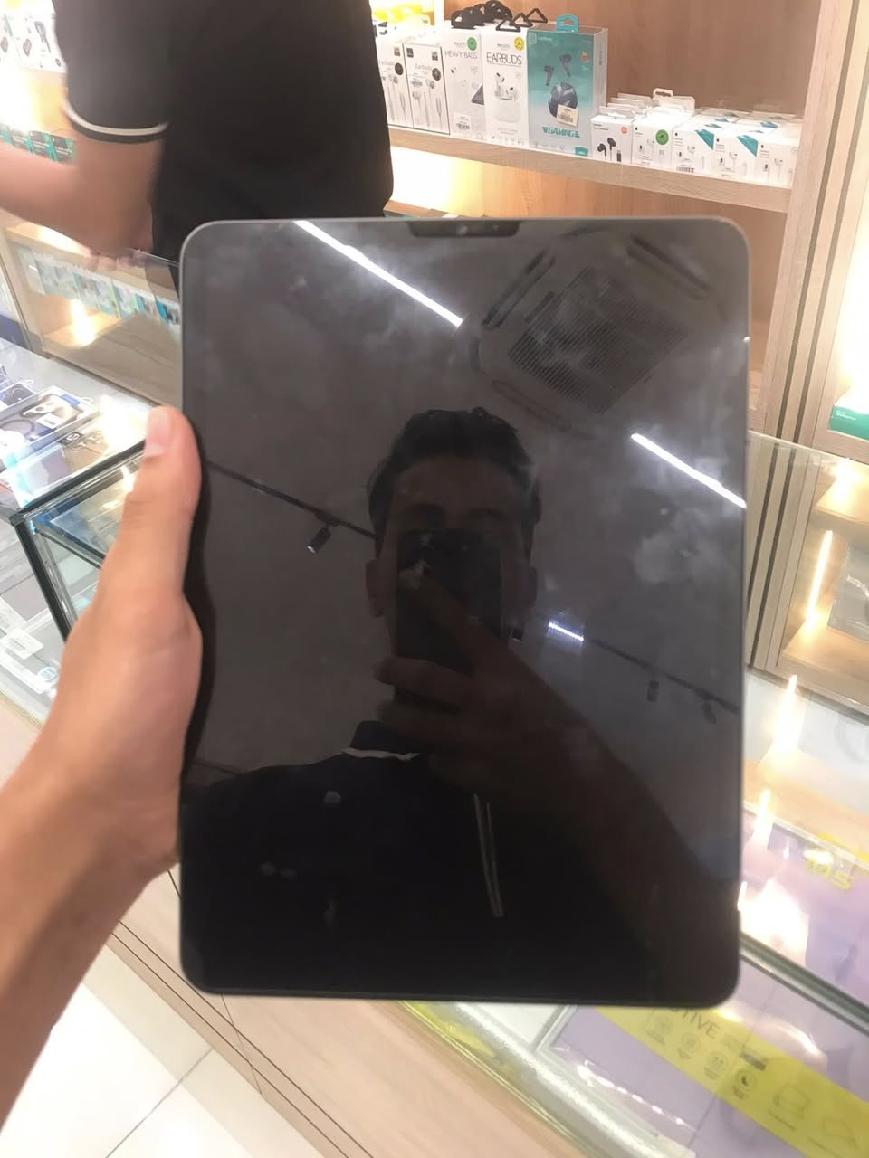 ايباد 11 m2 ذاكره 256  بطاريه ٨٨ نمبدل بس شاشه اصليه وكاله سعره ٥٠٠ وبيه مجال *********** مكان فلوجه
