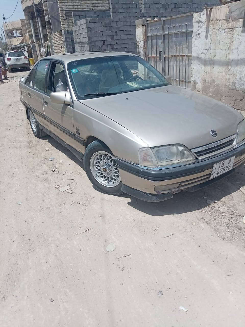 اوميكا للبيع 1992محرك وكير واكسن بشرط مابيه اي خياس معمره جديد وصبغ فرن سعر33 وبيه مجال *********** مكان بغداد
