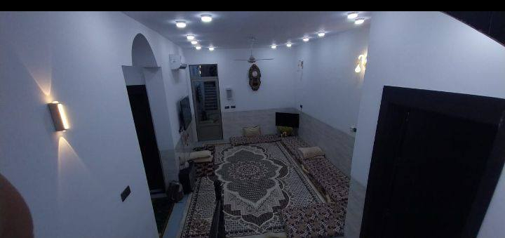 ♦ بيت للبيع ع شارع 40 مساحه 250 
♦اربع غرف ودوانيه وصاله ومطبخ حار وبارد
♦البيت جديد مبني صارله سنه 
♦مقابيل مطعم القصر الابيض 
للاستفسار***********
