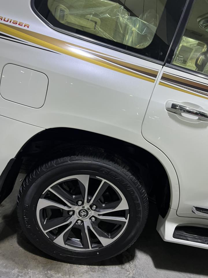 السلام عليكم
لاند كروز برايم اصل ٢٠٢٠ V6
رقم بغداد بسمي كفاله عامه من الصبغ والتبديل 
اخوان موصفات لبريم معروفه 
خمس كامرات 
سلايد 
بصمه 
شاشه 
ثلاجه 
مري قلاب +شفط
أناره ترحيب 
دوسات ليزرية كتابه LAND CRUlSER
اشاير لكزس
دشبول لكزس
٤ابواب بصمه 
جلد +كشنات كهرباء
جنطة كهربائية 
شحن ولير ليس 
طفاية حريق اصلية 
دي في دي قماره 
زرك لايت 
بجم زنون كامل 
حساسات امامي وخلفي وباقي موصفات لبريم 
كير محرك كهربائيات صدر امامي خلفي تخم تاير كله بشرط باحاله الوكاله 
ماشيه ٦٦ الف كم 
السعر 585
مكاني بغداد 
***********
