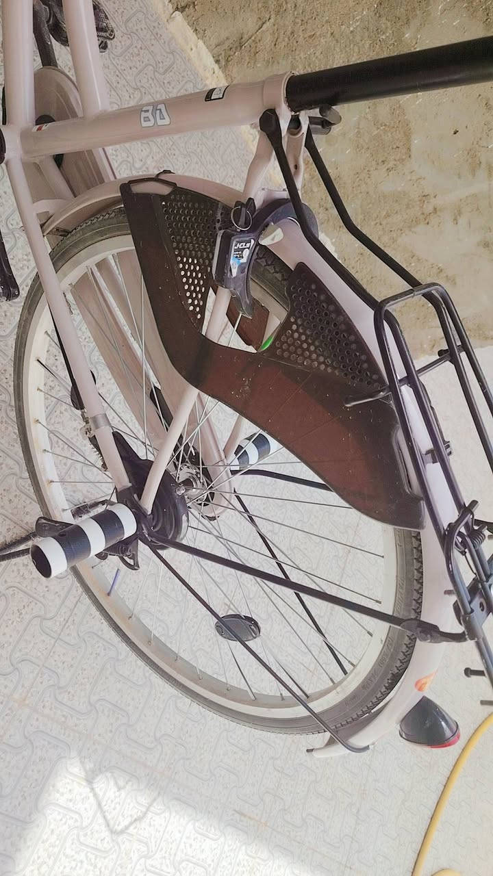السلام عليكم باسكل للبيع 🚴‍♀️
مديل 2022👌
نضافته 98%🔥
    لونه وردي فاتح 🩷
حجم 26✅
التصال عل رقم الهاتف 
***********
