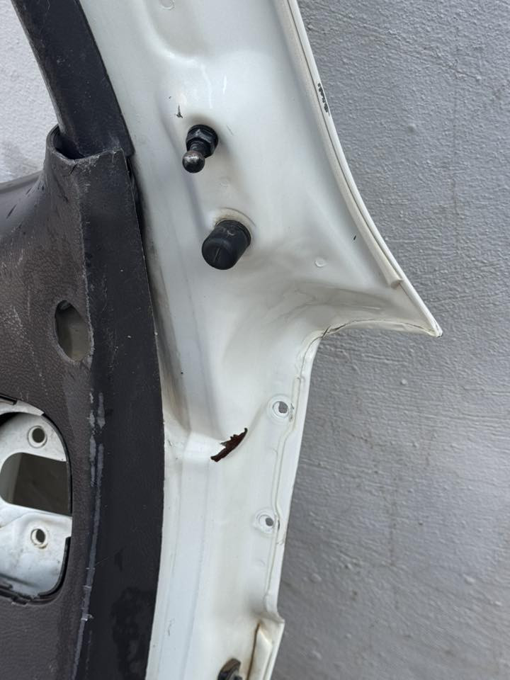 السلام عليكم 
متوفر باب صندق سنتافي موديل 12 خليج 
وقاعدة التنتة الباب بي ضربه مثل ما موضح بالصوره او بلادي اثينهن م ديالى مقداديه 
***********
