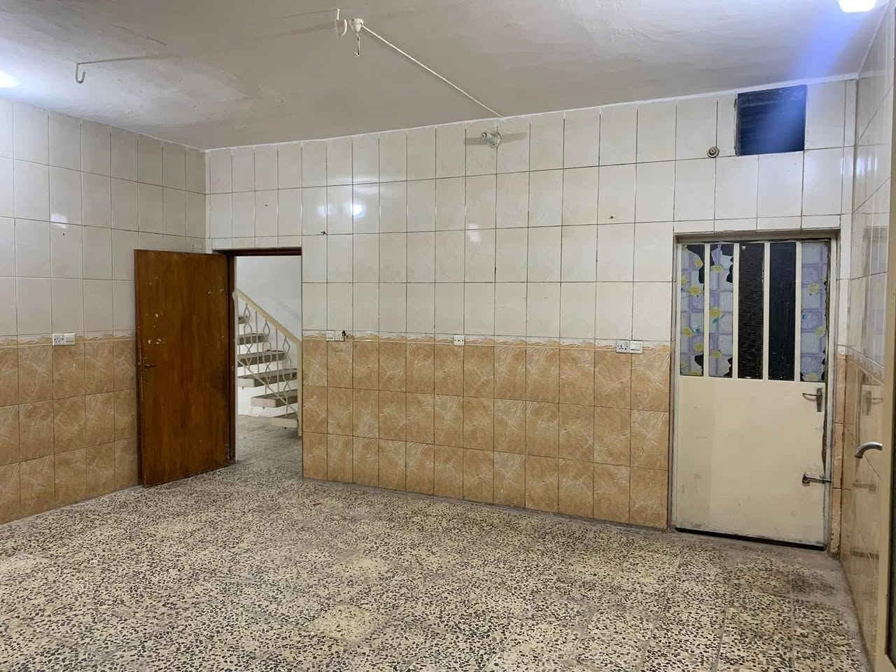 السلام عليكم ورحمة الله وبركاته 
دار للبيع طابقين ٢٠٠ متر طابو ملك صرف 
يحتوي الطابق الاول غرفتين نوم وصاله واستقبال ومطبخ وصحيات والطابق الثاني غرفتين نوم وصحيات العنوان بهرز حي السلام للأستفسار ***********
