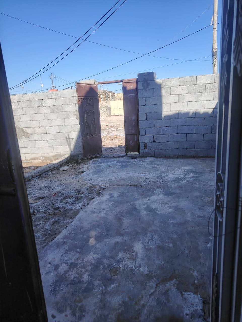 سلام عليكم بيت البيع عد ال معالي ١٠٠ متر بي غرفه وبراني وصحيات وهول ومطبخ مرمم جديد خدمات ماي وكهرباء وقريب عل شارع العام ١٣ مليون وبي مجال زراعي مكاتبه فقط ***********
