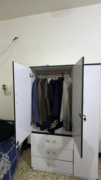 كونتورة 3 أبواب مع أدراج ومرآة -    تصميم MDF أبيض -مستخدم قليل ونضيف ...