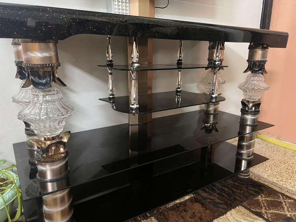 ميز تلفزيون للبيع 
جديد لافطر ولا كسر 
السعر 30الف وبي مجال 
***********
