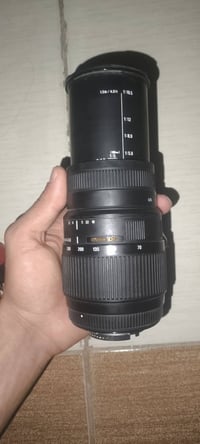 زوم نيكون 70ـ300 رياضي نضافه 90بلميه السعر 125 07751879685