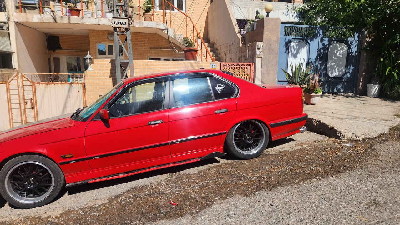 525 IA
1990
بلاد بليته IA اوتوماتيك
سنويه ٢٠٣٠ السياره اباسمي وكاله تحويل ابكيفك
بجم، خلف، شانصي كله بلاد وكبس 
محرك، كير، اكسل، كاردن، كوبلن شيلات كلهن اب شرط
قطره مي، دهن، هايدروليك مينقص ومابي قطره نضوح ابشرط صعد السياره على جك وباوع ابكيفك
تبريد ثلج ايضا ابشرط
السياره مال طريق خاريج بالشهر مرتين اروح بيه البغداد صدر، محرك، كير تبريد كلهن ابشرط
دواخله بيجي فورميكا جلد ٩٥
٦٣ ورقه 
مكان السياره سليمانيه
***********

نواقص السياره:

سنتر لوك مابي
كوشن الساءق الكهرباءي عطل يمي
كلوب ABS شغال خلل كهرباءي لان جهاز ال ABS جديد
