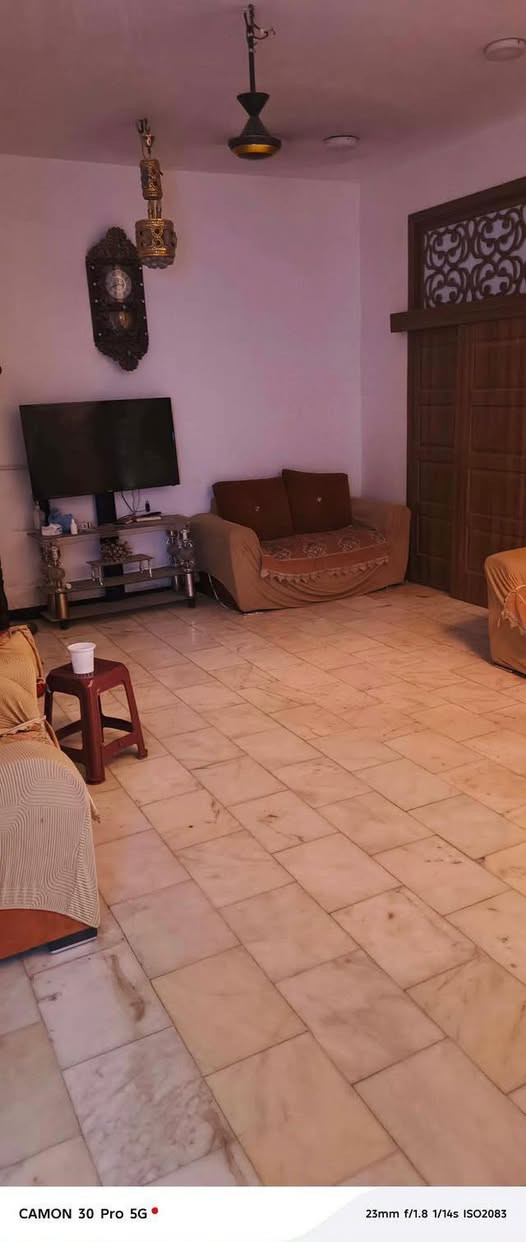 السلام عليكم 
بيت للبيع مساحته 200م واجهه ١٠ 
طابقين حي الفرات شارع الصب خلف اسواق كيان رابع بيت عن الشارع 
الطابق الأول 🏡
غرفه نوم وحده 
صاله 
 أستقبال
 مطبخ 
وصحيات داخليه وخارجيه 
الطابق الثاني 🏡
غرفتين نوم 
صاله 
صحيات 
مخزن ساندويتش _ستفسار ستفسار ***********

*********** 
 او مراجعة مكتب بركات الزهراء للعقار والمقاولات العامه حي الزهراء قرب مصتوصف اذ ردت بيع عقار او بناء أو ترميم ما عليك فقط مراسلتنا 
مكتب بركات الزهراء
