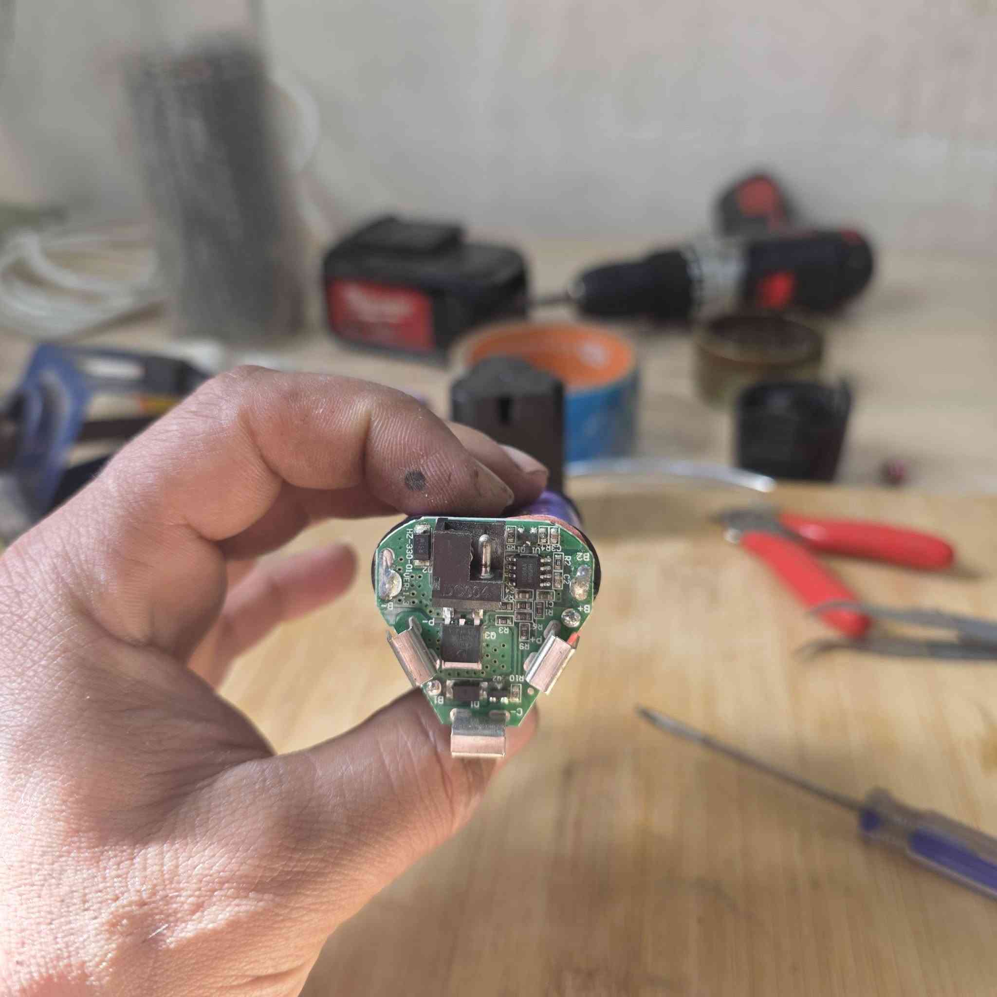 السلام عليكم. من رخصه الادمن  تم تبديل خلايا بطاريه دريل بارك سايد  ١٢ فولت  ١٥٠٠ ملي   ببطاريات الوطني.  ونطه اداء كلش راقي 
 للاستفسار مراسله الصفحه او مراسله الواتس اب  وعمل كافه البطاريات  ولادريلات الشحن ولبور بنك  
***********
