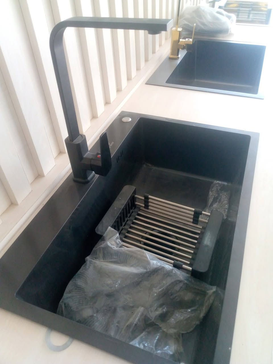 يوجد لدينا كوارتز طبيعي للمطبخ باجود النواع والنسب الاسعار ايضا مستعدين لتبديل المرمر التالف ***********
