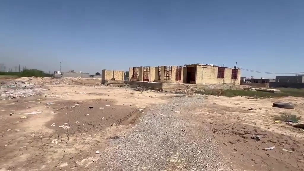 ‏السلام عليكم دونم البيع في النهروان قرب صيطره بشارع البزل الواجهيه 39ونص ونزال 65 مبني 400هيكل مسكف البيت سندويج ما عده الستقبال وصاله ضيوف واصله كهرباء   تاسيس  ماي ومجاري  بي 3غرف نوم 4في 5 وصاله داخليه وصاله خارجيه 7في 7 وستقبال  4في 10 وكلدور وصحيات خارجيه وداخليه  ومطبخ حار بارد 4في 4 عقد 17  سعره 80وبي مجال  رقم الهاتف ***********
