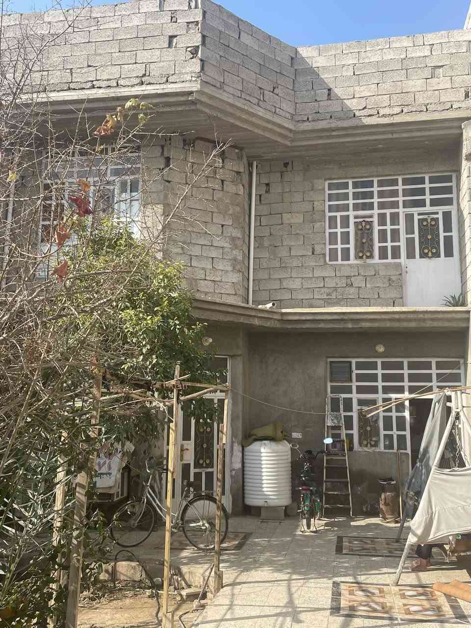 السلام عليكم اخواني البيت للبيع المكان  ديالى بعقوبة كاطون الرازي قرب محلات شعلان  مساحة البيت198متر طابو صرف رقم للستفسار ***********
