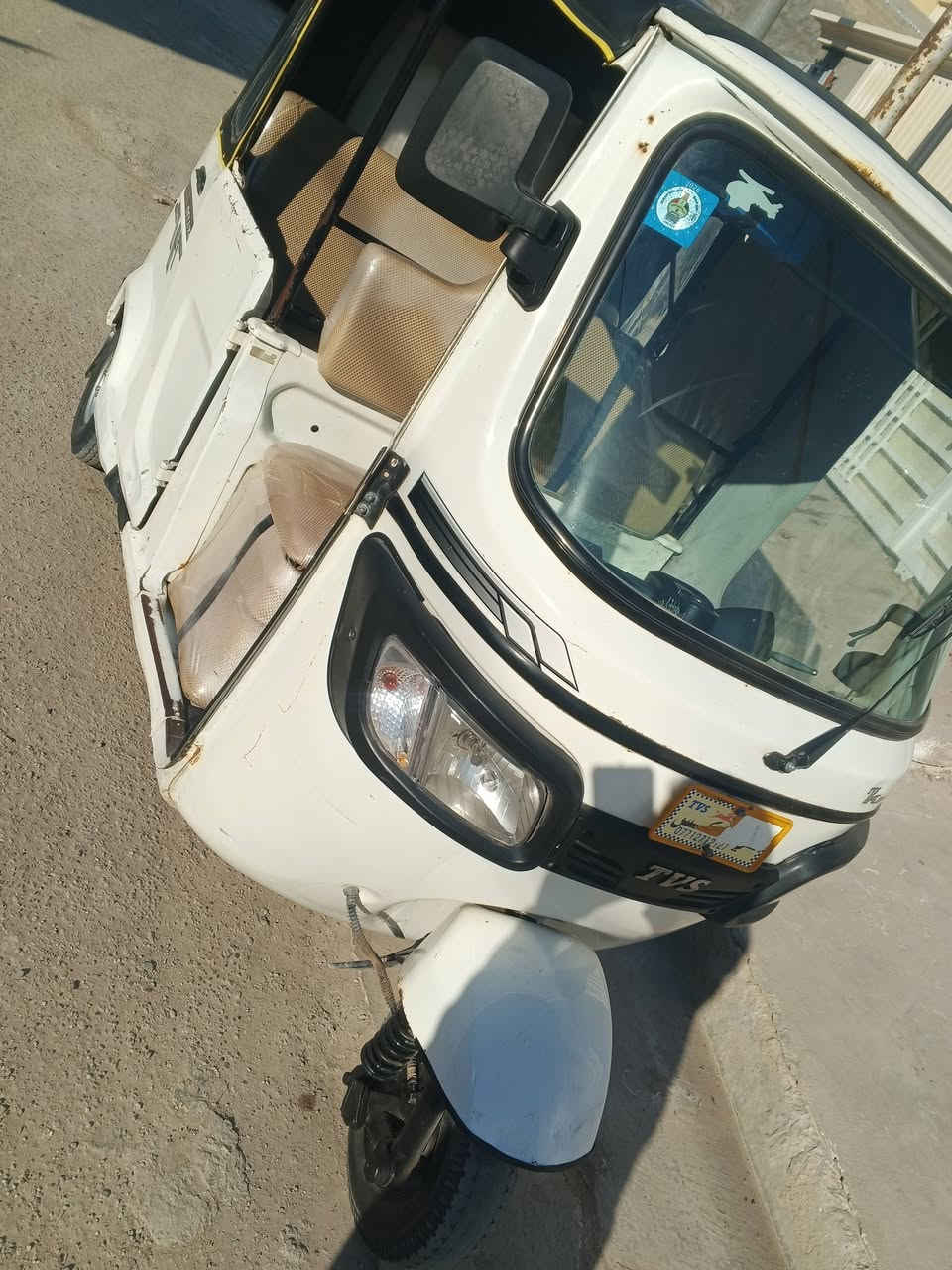 تكتك  TVS
موديل 21 شهر ال 9  رقم بغداد 
مكينه وكير وكلج واكسل فول 
مانقصها كلشي 
تخام تاير جديد + هزه جديده 
دوشمه    كهربائيات كامله
مكفوله من ضربه القويه طخات شخوط مال شارع فقط  
السعر 6100     مكاني بغداد المحموديه 
الهاتف *********** 
***********
