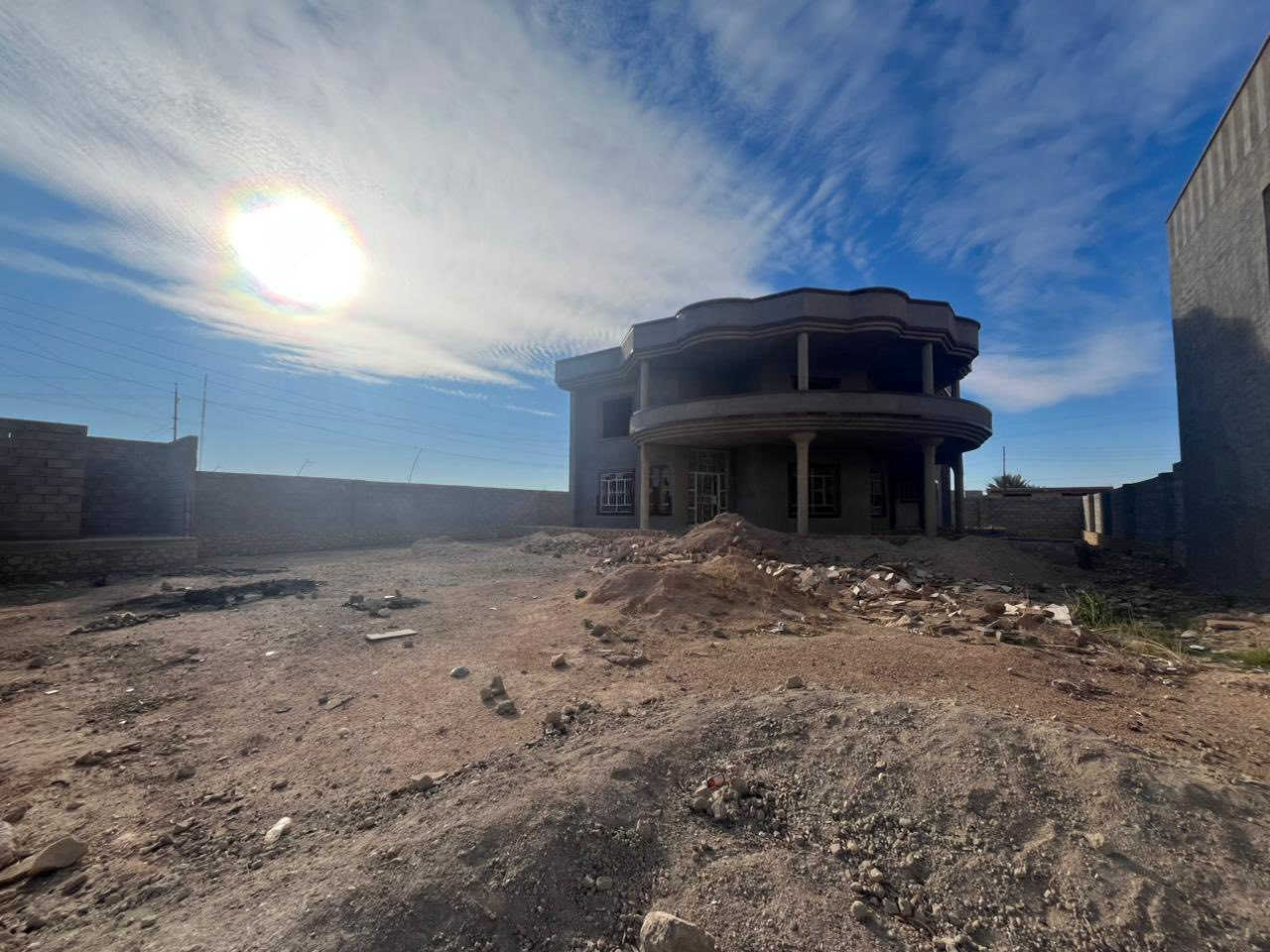 السلام عليكم
دار للبيع 
مساحته ١٠٠٠ م ركن على ٣ شوارع
ناقصه لمسات اخيره ويكمل
مكان الدار بلقرب من ديوان معالي الوزير خالد البتال
للاستفسار التواصل على الرقم ***********
