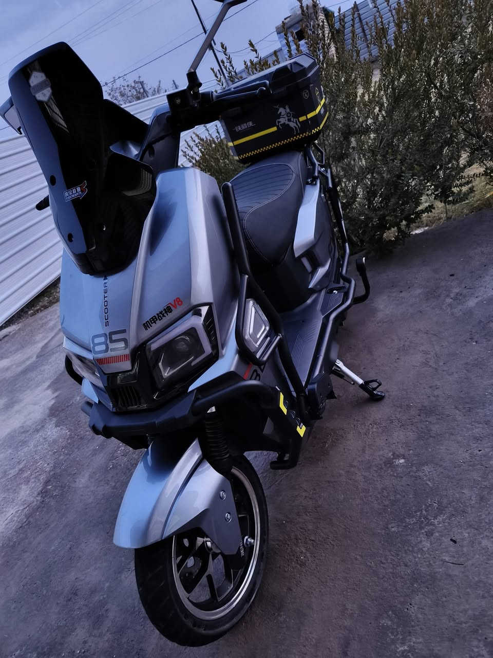 سلام عليكم لبيع دراجه صاعقه بمواصفات عالميه دراجه قويه الئ درجه ورزنه حيل وشكلها كلش فخم وحلو وتجي بطاريتها مسطره 72v وملف ٢٠٠٠ واط وسرعه ٨٠-٨٥حقيقي وتمشيك ٥٥-٦٠ كيلو ودراجه قويه بمعنئ الكلمة وعارضها لبيع ومستعجل عله بيعتها دراجه اخذتها مليون و300 جديده زيرو انطيني سعرك وارد عليك رقمي ***********
