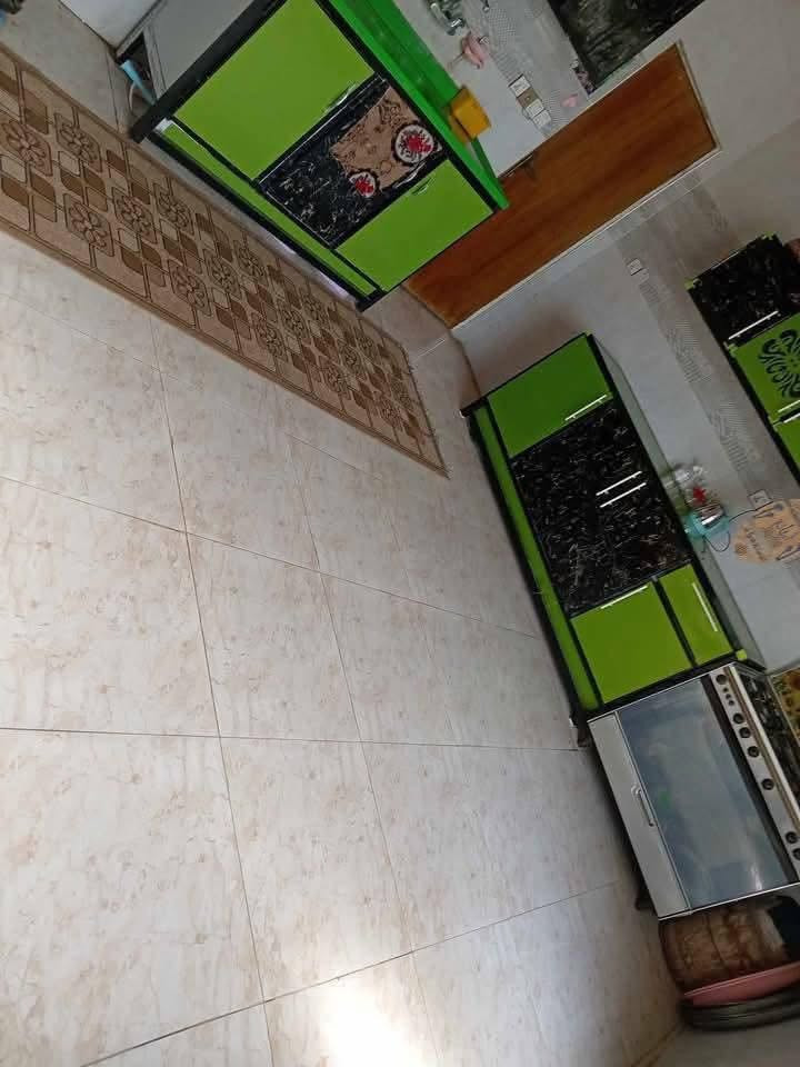 بيت  للبيع حي العسكري الثاني  
اقرب نقطه داله جامع الامام الحسين   
المساحه 200 متر   طابو صرف 
          طابقين عكادة 
الطابق الاول غرفتين وصالة ومطبخ واستقبال وصحيات والطابق الثاني  غرف نوم وصالة وصحيات
السعر 125 مليون وبي مجال
للاستفسار : ***********
