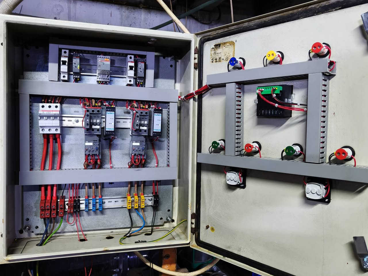 مكتب المهندس رحيم للحلول الكهربائية.
كهرباء بيتك.. تبدأ من "الخارطة" مو بس الوايرات! ⚡🏠
​تخطط تبني بيت جديد؟ أو عندك مشاكل بالكهرباء وتعبت من الترقيع؟
مكتب المهندس رحيم للحلول الكهربائية يقدم لك الحلول الهندسية المتكاملة :
✅ تأسيس وصيانة منزلية: تنفيذ دقيق للمخططات وبإشراف هندسي مباشر.
​✅ رسم وتصميم مخططات كهربائية منزلية: توزيع أحمال مدروس، أماكن إنارة ذكية، وتوزيع نقاط القوى (Sockets) حسب الأثاث.. يعني شغلك يجي "قالب وحافر" بدون تكسير مستقبلي.
​✅ تجميع بوردات ATS احترافية: حماية كاملة للمنزل وتحويل أوتوماتيكي سلس وبأعلى المواقف العالمية.
​✅ حلول استقرار التيار: نخلصك من مشاكل تذبذب الفولتية واحتراق الأجهزة الحساسة.

لأننا نشتغل بالعلم والدقة، ونضمن لك أمان عائلتك وكفاءة منظومة الكهرباء لسنوات طويلة.
​📍 خدمتنا توصلك لباب البيت .
📞 للحجز والاستفسار أو لطلب تصميم مخطط لبيتك، او محلك  راسلنا أو اتصل: [***********]
