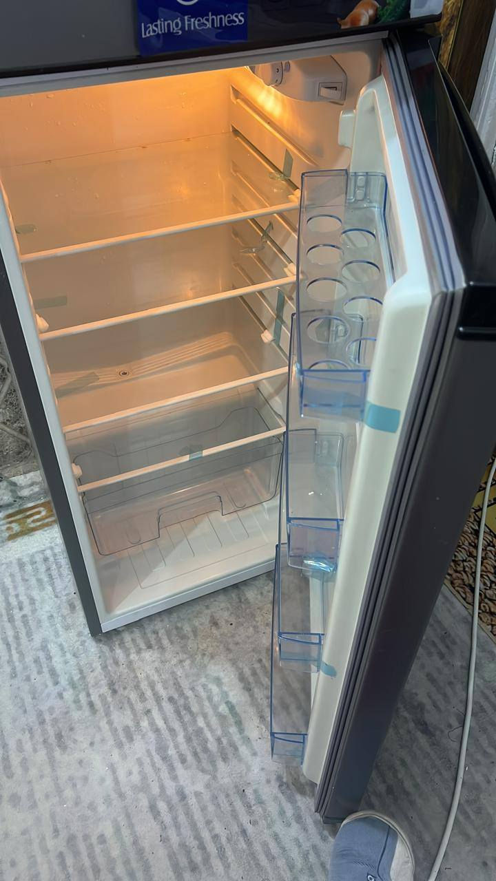 ثلاجه لبيع العنوان ناصريه حي اريدو رقم  الهاتف *********** جديده
