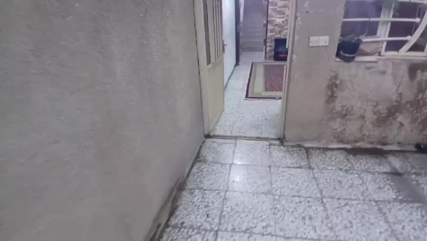 السلام عليكم للبيع دار مساحة 80م 4في 20 ستقبال مطبخ حوالي خدمات غرفة نوم طابق الثاني  غرفة نوم واحدة بيتونة كبيرة العنوان حي اور خلف جامع عمار ابن ياسر قرب أسواق صباح اتصال مكتب الفردوس للعقار ***********
