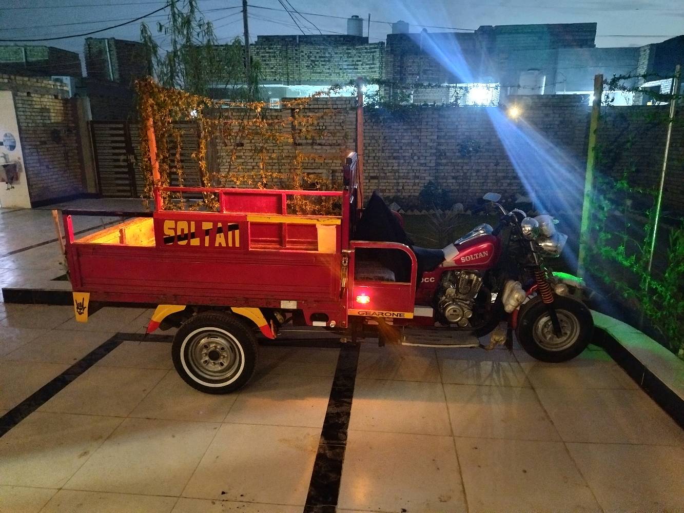 ستوتة حوض حمراء من نوع سلطان، بمحرك سعة 150CC، في حالة ممتازة. مناسبة للنقل داخل المدينة وتوفير حلول مريحة ورخيصة. تم تنظيفها وجاهزة للاستعمال الفوري.