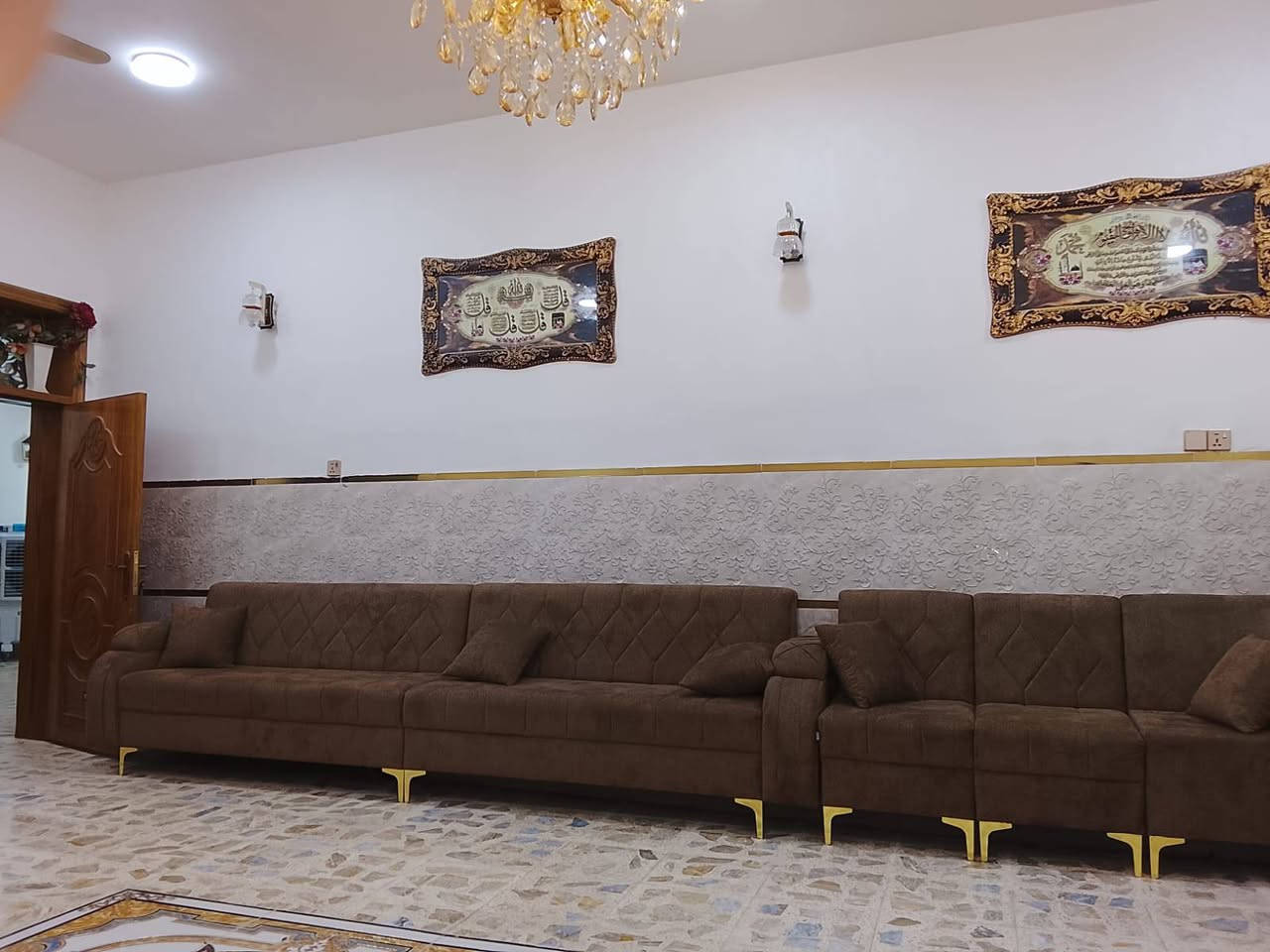 بيت للبيع كربلاء حي الغدير مساحه ٣٠٠ متر بناء جديد ٢٠٢٥ طابو صرف عرض الشارع ١٥ يتكون من مجمع صحيات خارجي استقبال ٩ في ٥ وربع ومطبخ ٧ في ٥ وصاله ١١ في ٥ وثنين غرف نوم ٦فی ٥ ومجمع صحيات داخلي  ومناور ٢ فول الفول البيت جاهز من كلشي ***********
