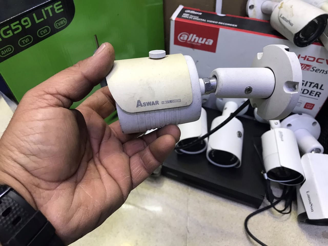 سيستم كاميرات مراقبه C8 مع جهاز وهارد وكيبل امتار اصلي تعال وشد توصيل موجود *********** نوع داهوا الاصلي وبدقه 4 ميكا بيكسل و 2 ميكا بيكسل
