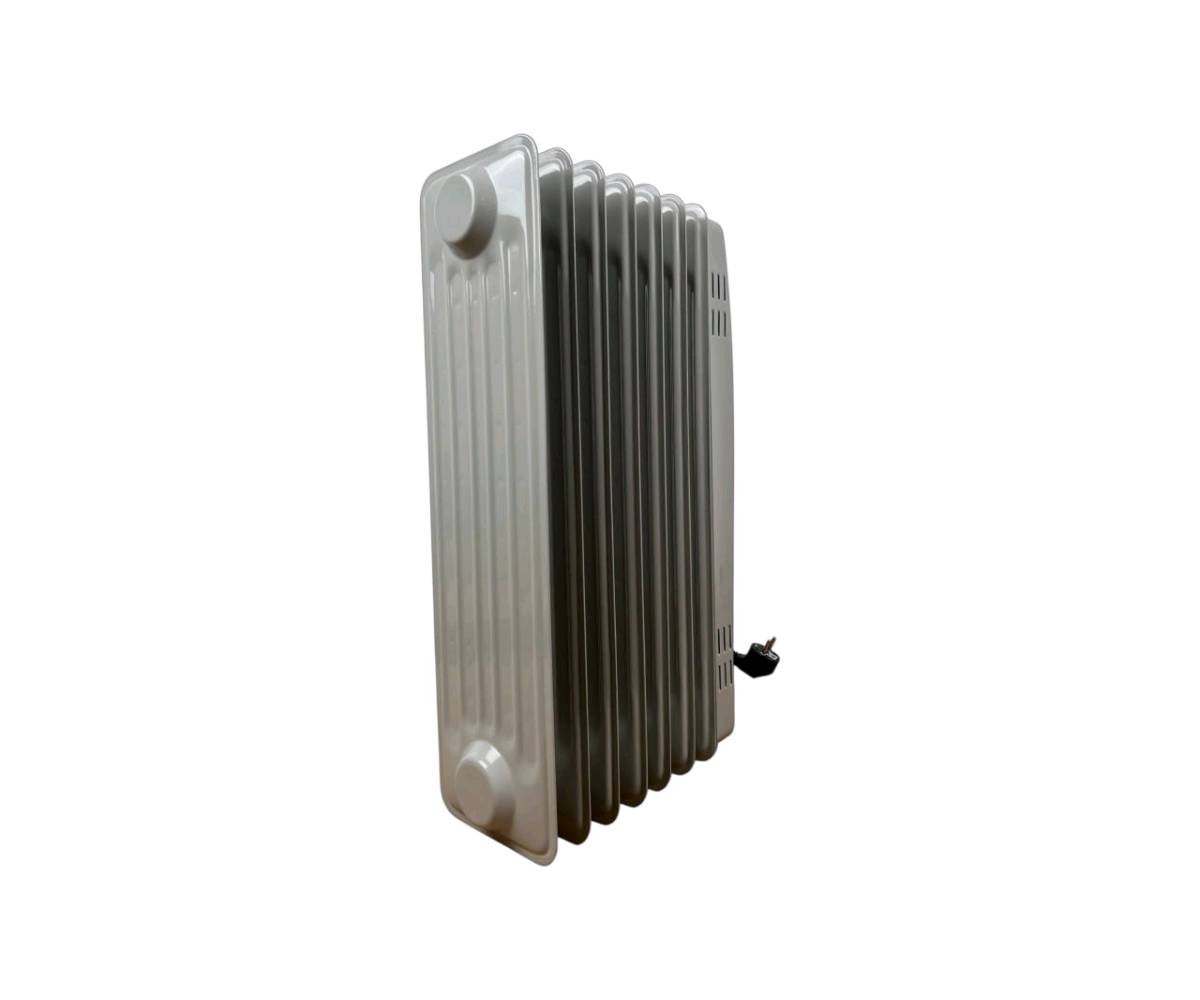 مدفأة زيتية من ساميكس، مشغلة بالزيت وتحتوي على ثيرموستات قابل للتعديل مع 3 إعدادات للحرارة. مثالية لتدفئة الغرف طيلة الشتاء. الهيكل معدني متين مع عجلات لسهولة التنقل بين الغرف. تأتي مع ضمان لمدة 12 شهر، مناسبة للمنازل والمكاتب.