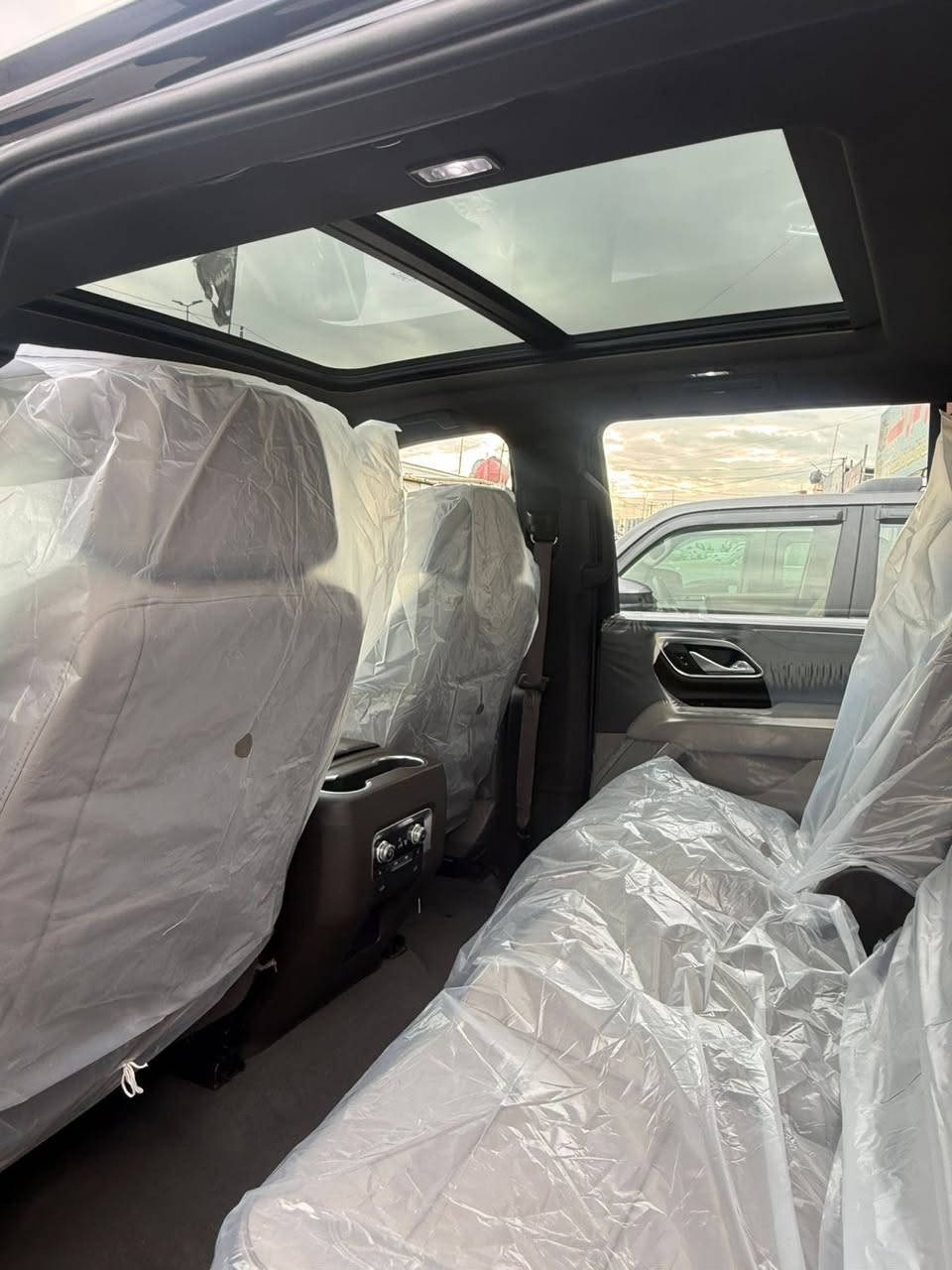 السلام عليكم
GMCشاصي طويل يوكن 
مديل 2024
سياره فول للاخير 
شاشه جبيره  شاشه دجيتل الكتروني سياره فول للاخير سياره ما نازله للشارع وما مشتغله خط ابد سياره جديد بمعنى الكلمه ماشيه 3الاف بس رقم اربيل بسمي لون ازرق جنطه كهرباء سياره فول فتحة سقف 
الحادث بنيد وباب اصلي تفصيخ نفس الون والجاملغ مصبوغ 
شراي خابر ***********
مكاني بغداد شارع فلسطين 
سعرها 47الف دولار يعني 4شدات و70ورقه وبيها مجال
