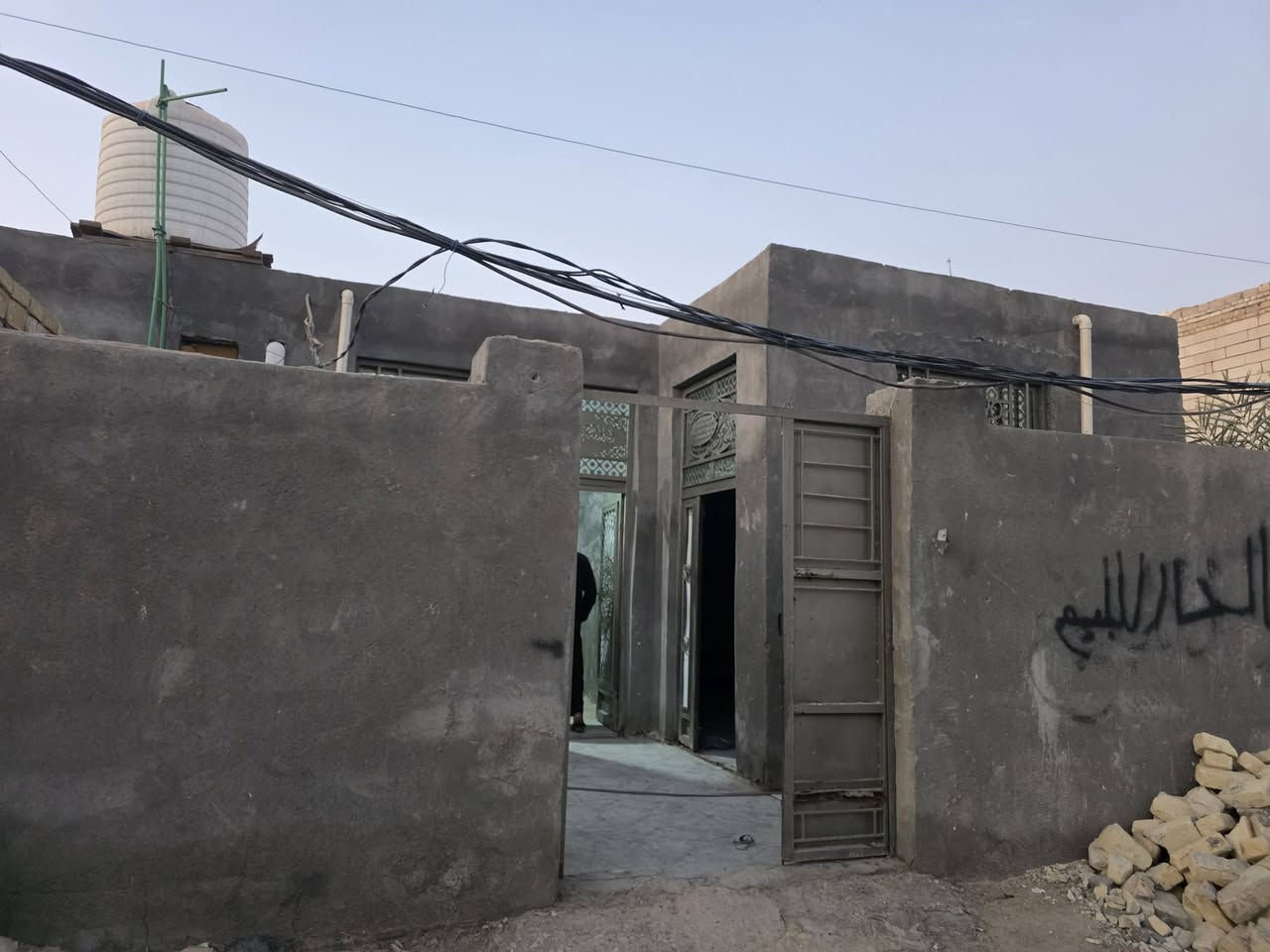 بيت زراعي للبيع مساحته 150 متر يحتوي ع غرفتين ودوانيه وصحيات داخليه وخارجيه والسعر مناسب جدا موقعه بدايه منطقه الاسكان الصناعي قرب طريق الصدرين
***********
