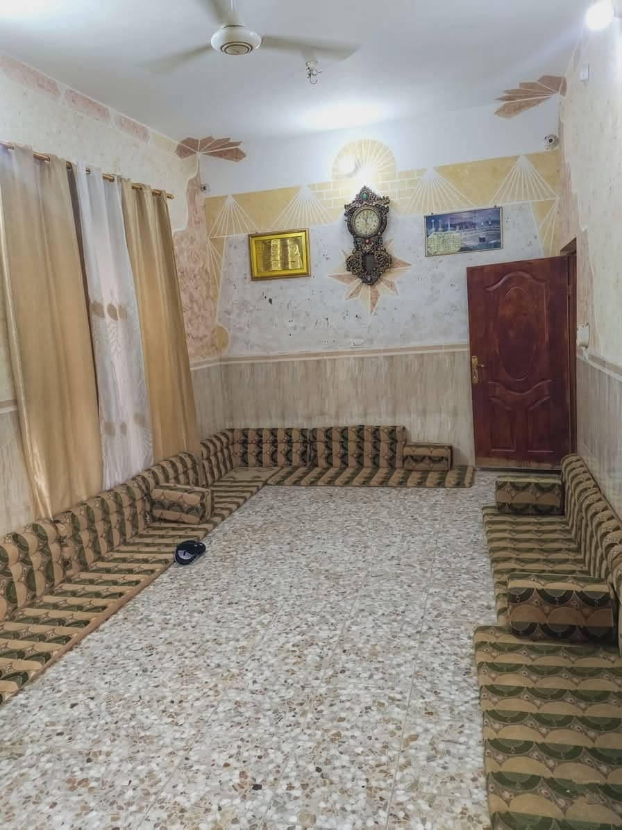 بيت + مشتمل مساحة ٢٥٠ 

العنوان خلف الملعب. خلف شارع ياسين 
البيت يتكون من 4 غرف .. اثنين جوة و اثنين فوك .. وهول ومطبخ وبراني وصحيات ..
المشتمل يتكون من غرفة وهول ومطبخ وغرفة هيكل فوك ..وصحيات ..
***********
