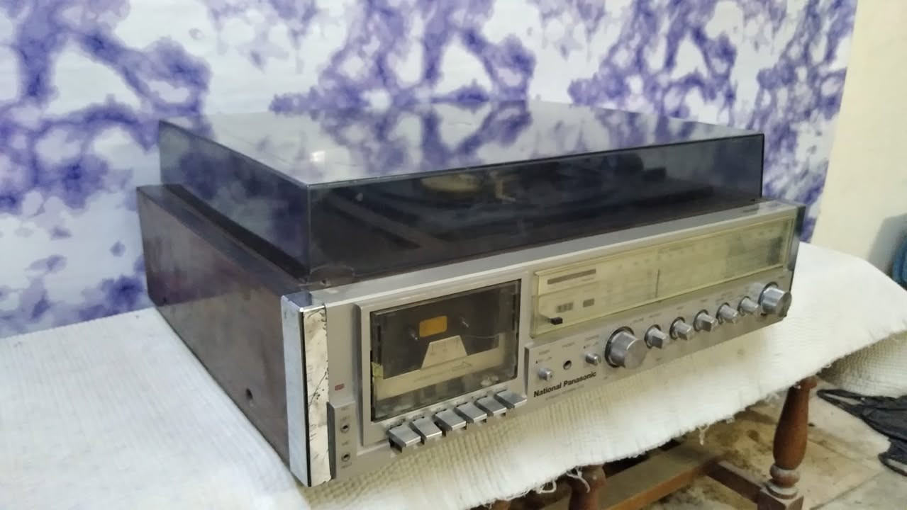 جهاز ماركة National Panasonic 
ياباني أصلي 
راديو ومسجل واواكس Aux شغال 
السعر 140 الف
للاتصال *********** واتس اب
