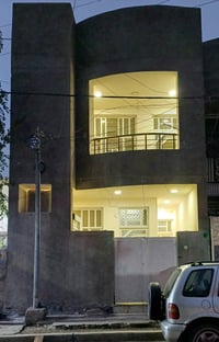 بيت للبيع  /// ثلاثة طوابق /// اربع غرف //////// بغداد /// حي القاهرة ...