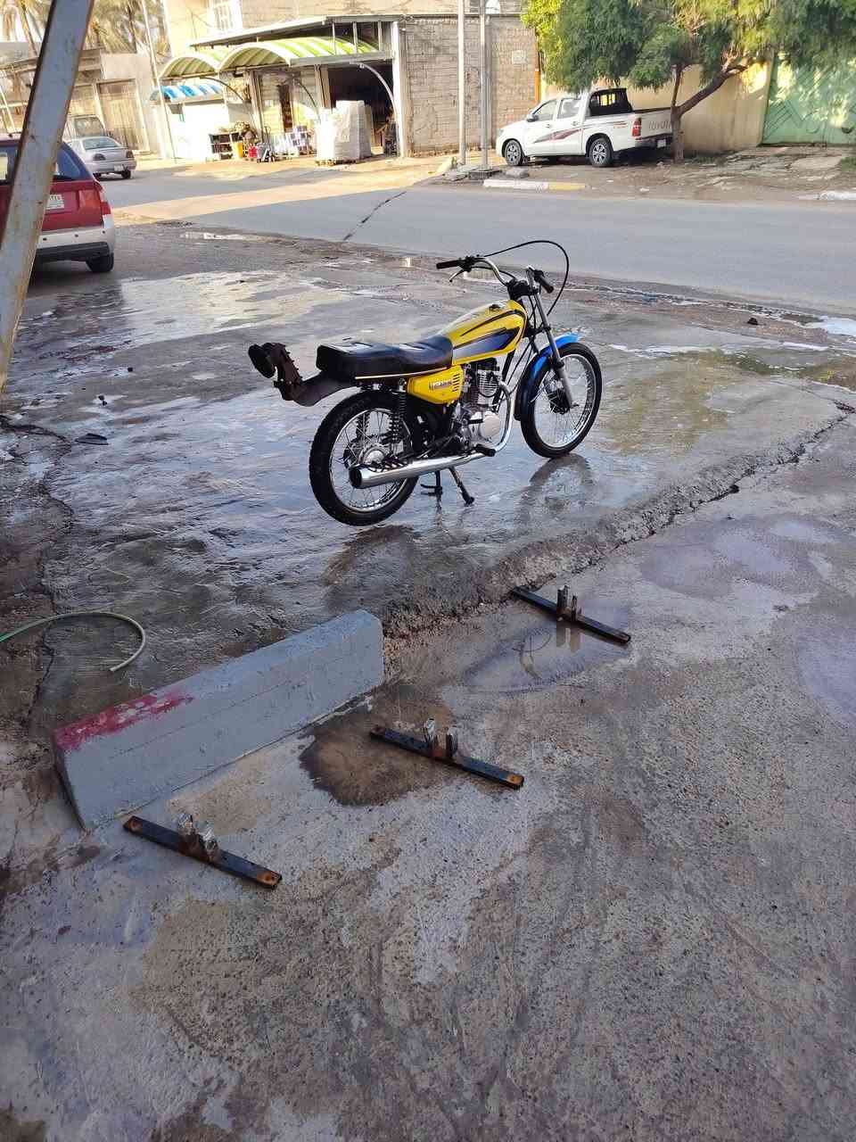 دراجة للبيع
سيجي نامة 
دراجة كلهة أصلي برغي تجاري مابيهة 
صار شهر من تعمرت 
دراجة أوراق أصولي 
سعر مليون و بيهة مجال
رقمي ***********
مراوس هم عادي مكاني ديالى بعقوبة
