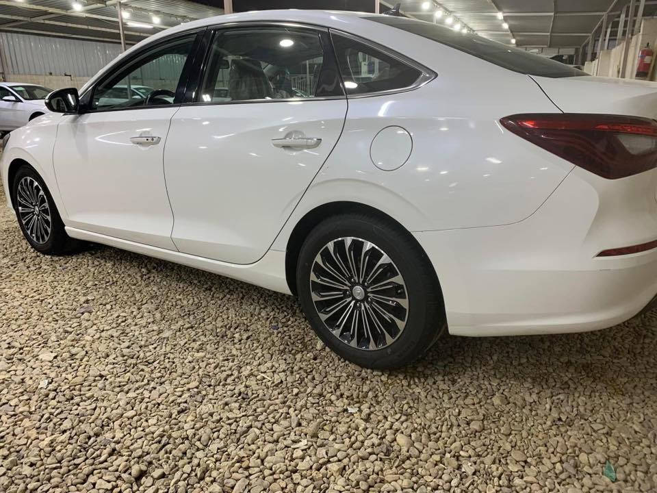 سلام عليكم شانجان ايدو مواصفات بيسك بصمه تحكم ستيرن جهتين بدون فتحه ويل كب معروفه مواصفاتهه رقم بغداد الجديد سنويه لل ٢٠٣٠ بيهه بنيد مصبوغ على كد طخه بسيطه وربع الباب عكس السايق بارد بچم كبس ممفتوح نهائيا كير ومحرك مكفولات كل صيانتهه بالشركه 
سعرهه ٩٥ وبيهه مجال 
***********
