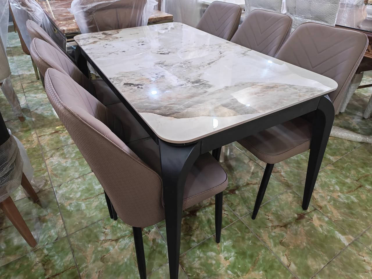 تمنياتنا بشهر رمضان كريم ومبارك على الجميع 
وصلت لدينا موديلات مختلفه من ميز الطعام 
أبو 8 كراسي  و 6 كراسي و 4 كراسي
وهذا الموديل متوفر حاليا ويتكون من 6 كراسي
والسطح للميز بورسلين وقواعد الكراسي من الحديد الثقيل 
علما أن البيع بالنقد والقسط المريح 
@ معرض القزاز للاثاث الجاهز
 في الشطره قرب مطعم الكرار
للاتصال *********** واتساب
