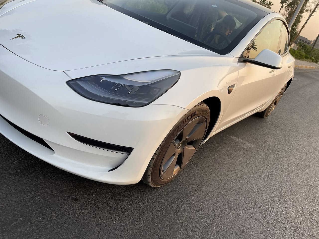 🚗 للبيع: سيارة تيسلا موديل 3  – سنة الصنع 2023
Standard
One motor 
Offline

🔹 الحالة: مستعملة – نظيفة جداً (بحالة الوكالة تقريباً)
حادث السيارة موضح بالصور فقط بنيد
وشبر من الجاملغ الامامي اليمين وتبدلت كلها مع الدعامية نفس اللون وكالة
يعني السيارة بدون اي صبغ
🔹 ماشیة : فقط 19 ميل
🔹 اللون الخارجي: أبيض لؤلؤي
🔹 اللون الداخلي: أسود فاخر (مقاعد جلد)
🔹 نوع الوقود: كهربائي بالكامل
🔹 الاستخدام: لم تُستخدم داخل العراق – مستوردة حديثاً 
🛠️ مميزات إضافية:
✅ نظام قيادة ذاتية (Autopilot)
✅ شاشة لمس مركزية كبيرة
✅ نظام ملاحة GPS
✅ كاميرات 360 درجة + حساسات8
✅ تكييف هواء أوتوماتيكي
✅ دخول ذكي وتشغيل بدون مفتاح
✅  تدفئة مقاعد
✅ نظام صوتي ممتاز
✅ تسارع سريع جداً وأداء ديناميكي عالي
💰 السعر المطلوب: 158 ورقة
بيهة مجال بسيط 
📞 للتواصل والاستفسار
*********** واتس اب
السيارة مرقم بغداد كامل بأسمي   
📍 الموقع: بغداد الوزيرية

