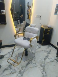 كراسي حلاقه  عدد 2 جديد نفس هاذن هاذه رقم صاحبهن        07702043854