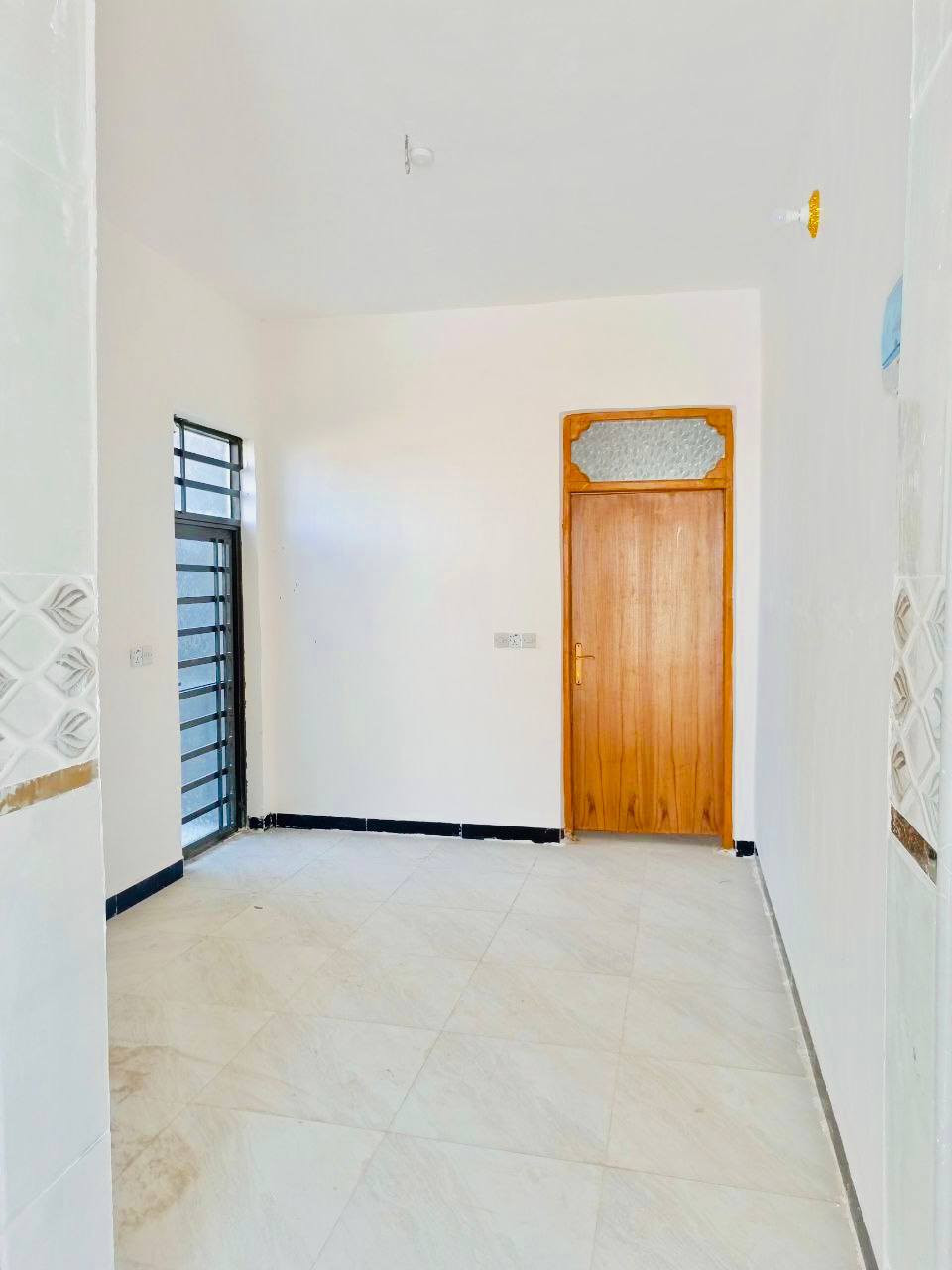 السلام عليكم
دار 100متر للبيع 
الاساس صب بناء طابوك جمهوري سقف صب 
يحتوي على غرفه وصاله ومطبخ واستقبال وحمام داخلي وحمام خارجي
العنوان النجف الاشرف -شارع المعمل -الفرع المقابل اسواق حسين الرماحي 
السعر (38)مليون وبي مجال
للاستفسار ***********
***********
