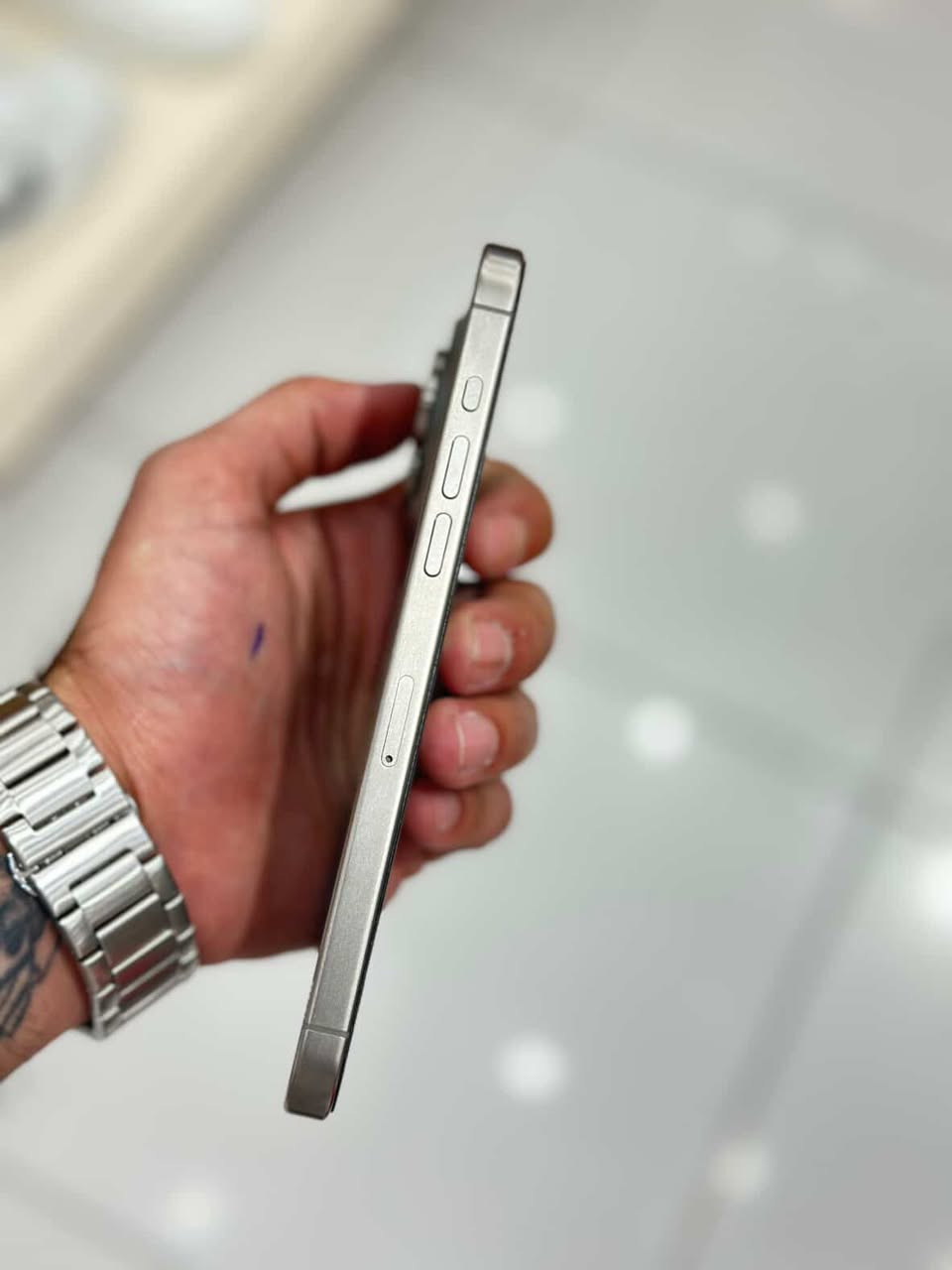 لحد ينطي كلمه وهوه موكدها حبايب
ايفون ١٥ برو ماكس جهاز وتر بروف 
ذاكره ٢٥٦ بطاريه ٨٤ شحن كلشش حلو
جهاز ويا كارتونه مالته نضيف جدا
السعر ٩٥٠ الف وبي مجال للناس الطيبه مكاني بغداد الامين
التواصل ماسنجر حبايب


**إذا كنت صاحب هذا الإعلان وتريد حذفه لأي سبب، رجاءا أرسل رسالة إلى الدعم الفني**