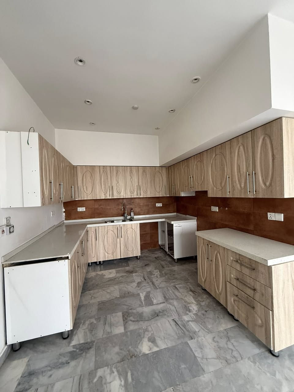 #للايجار__في__السيدية
وحده سكنيه طابق اول تحتوي على 

غرفتين نوم وصاله ومطبخ وخدمات 

بدل الايجار 750 + تامينات 500 الف 

للأستفسار ***********
