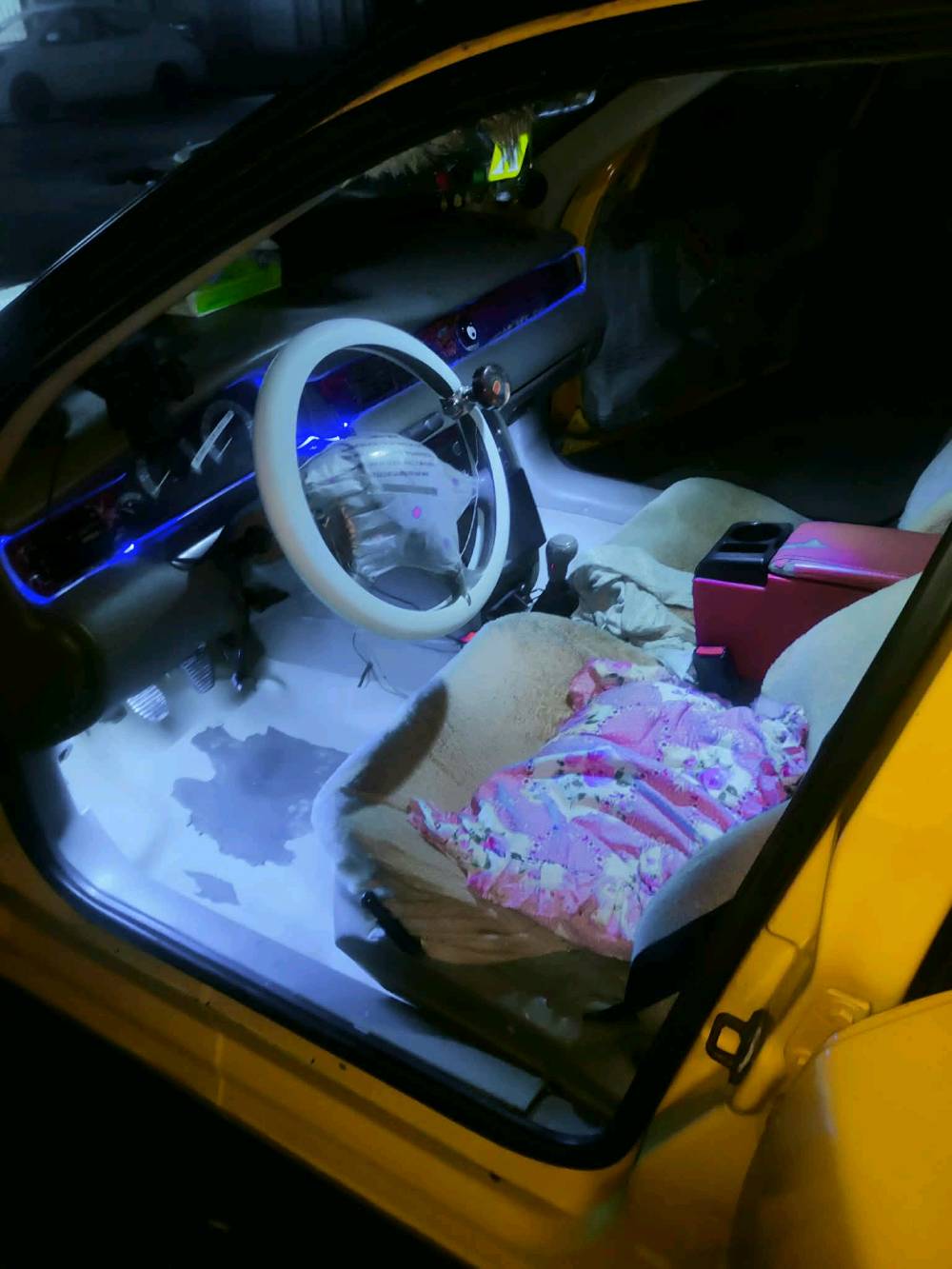 سياره نضيفه ومكينه جديده السياره خير من الله بس بنيد تعبان وباب الصدر بي شويه خياس