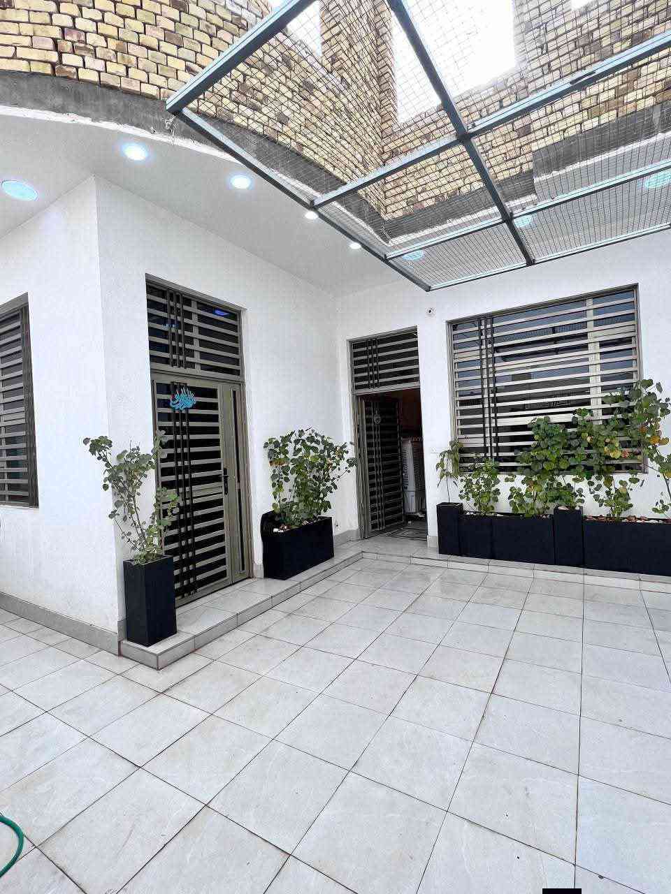 #دار_للبيع

📍الموقع/حي الباقر 

📐المساحة/ ٢٠٠م مربع طابو صرف

سنة البناء:٢٠٢٥

🔺يتكون من:

 الطابق الاول  طرمة وحديقة وحمام خارجي سخانة ومغسلته جديد ومراية إنارة تدفئة لمس

مطبخ  حار ومطبخ بارد 

ومناور اثنين 

وحمام داخلي كبير 

 واستقبال وغرفتين  وصالة

 الطابق الثاني الصالة كاملة والدرج والسطح معزول عن الصالة 

 وغرفتين ومخزن وصحيات بوحدة من الغرف

الغرف مامسكوفات المخزن مسكوف والصالة مبيضة  وكاملة يعني الطابق الثاني كاملة منه الصالة والسطح أما جهة الغرف هيكل مسكوف فقط المخزن 

البيت زيرو يحتوي على ٥ سبالت شد جديد اثنين كنتوري ٣ عمودي+ماطور سخانات اثنين ونظام تصفية ماء 

🔺لمعرفة السعر علق بـ تم 

للأستعلام والاستفسار:
موقع المكتب / الشطرة - قرب مدرسة الحدباء-مجاورحسينية خدام ال محمد
*********** مرتضى العلي
*********** علي ايهاب
